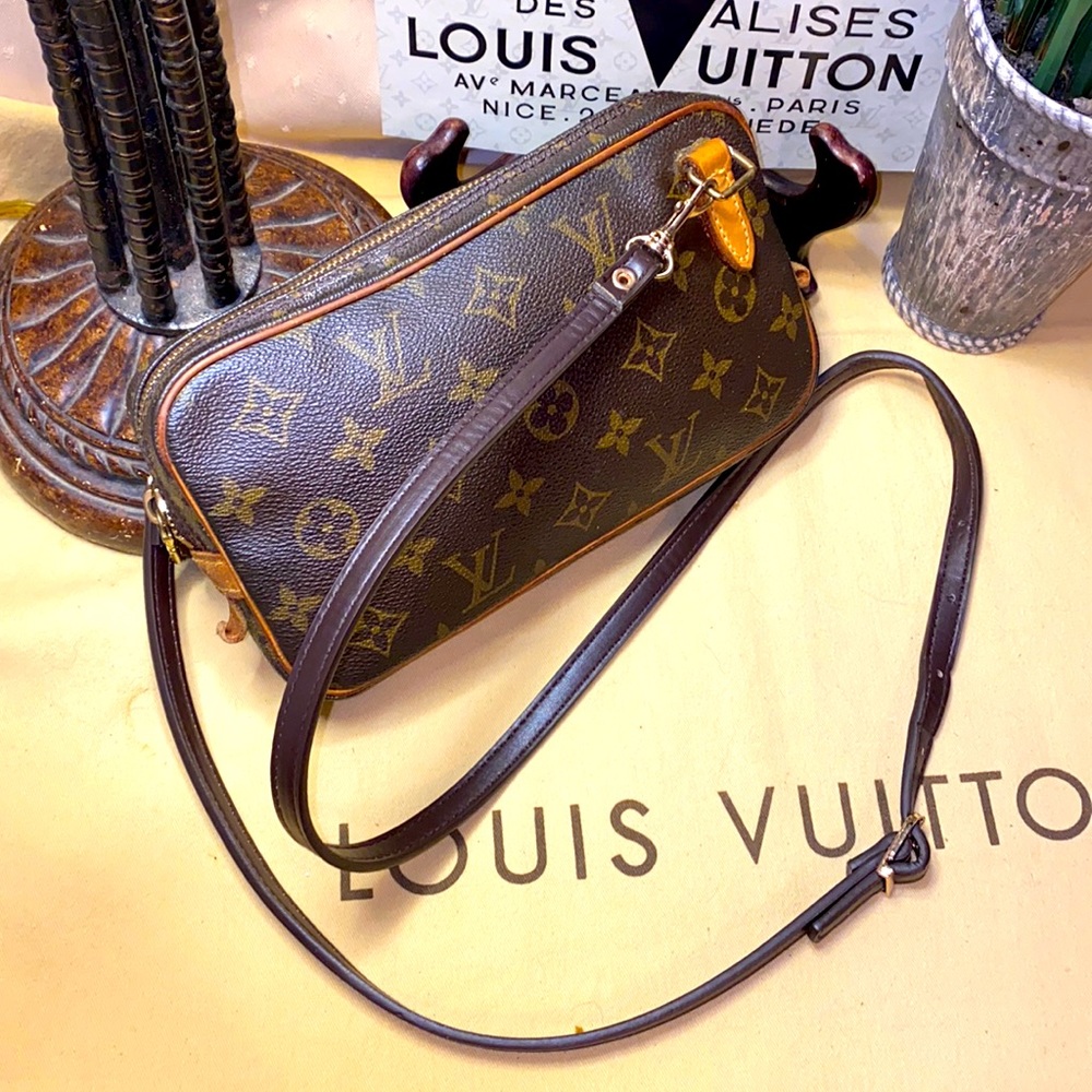 Authentic Louis Vuitton Vintage messenger bag.